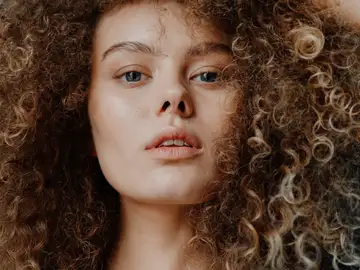 Rostro de una mujer joven Rostro de una mujer joven