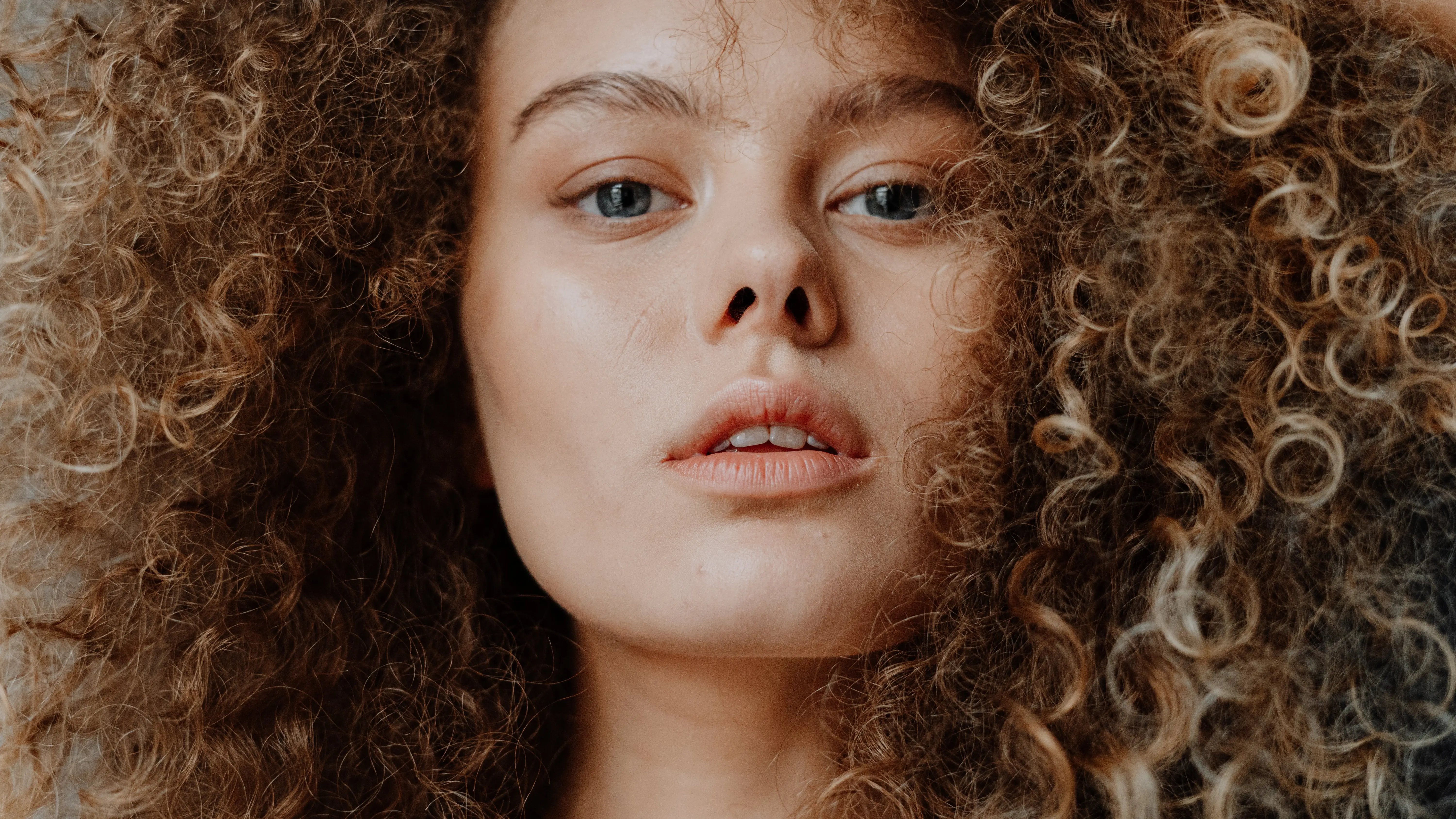 Rostro de una mujer joven Rostro de una mujer joven