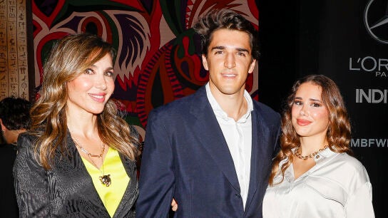 Paloma Lago, con su hijo Javier y su futura nuera, Eugenia Gil