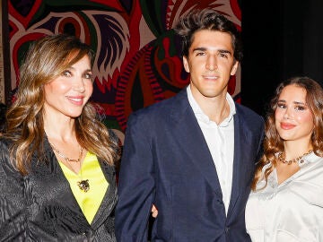 Paloma Lago, con su hijo Javier y su futura nuera, Eugenia Gil