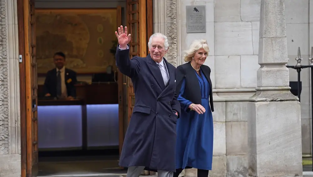 El rey Carlos III y la reina Camila saliendo de la Clínica de Londres