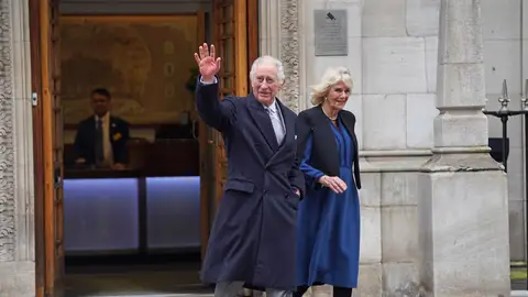 El rey Carlos III y la reina Camila saliendo de la Clínica de Londres El rey Carlos III y la reina Camila saliendo de la Clínica de Londres