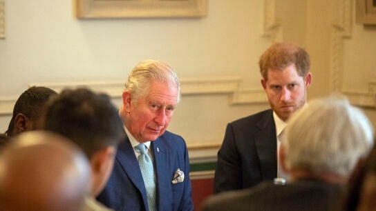 Carlos III y su hijo, el pr&iacute;ncipe Harry, en 2018