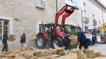 Agricultores tirando paja ante la delegación de la Generalitat en Girona