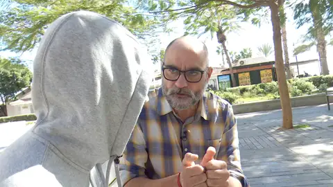 Raúl García con un expiloto de carreras ilegales. Raúl García con un expiloto de carreras ilegales.