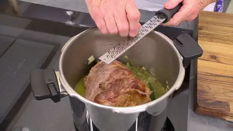 Ralla encima un poco de nuez moscada Ralla encima un poco de nuez moscada