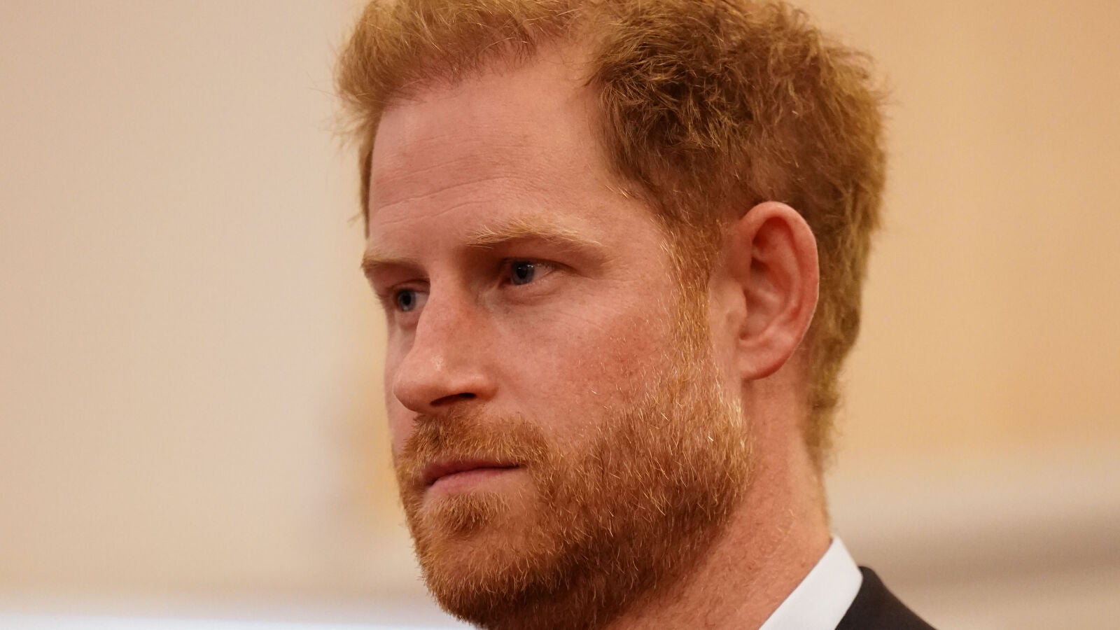 El príncipe Harry viaja en solitario a Londres tras conocer que su padre, Carlos III, padece cáncer