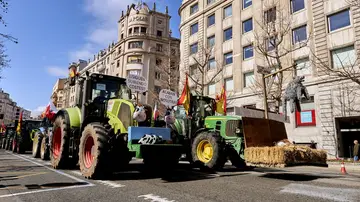 Protestas agricultores, en directo: tractoradas con cortes de carreteras para exigir mejoras en el campo