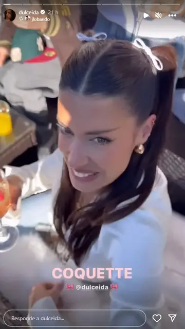 Dulceida se hace lacitos coquette con las tiras interiores de la ropa Dulceida se hace lacitos coquette con las tiras interiores de la ropa