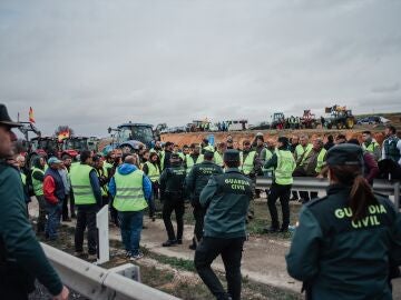Guardia Civil y agricultores en las protestas