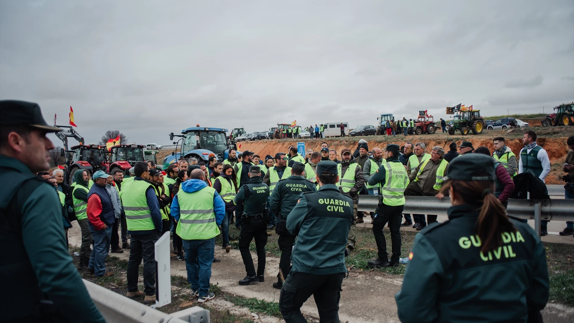 Guardia Civil y agricultores en las protestas Guardia Civil y agricultores en las protestas