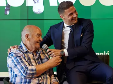 Aurelio Sánchez y su hijo Joaquín en un evento del Real Betis Aurelio Sánchez y su hijo Joaquín en un evento del Real Betis