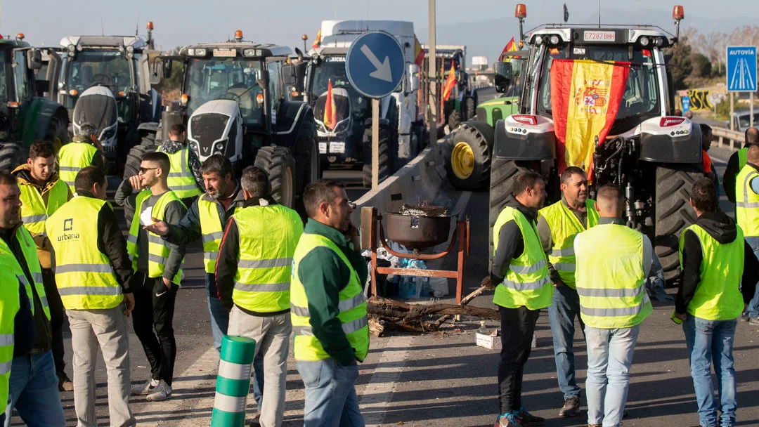 Agricultores cortando la autovía Agricultores cortando la autovía
