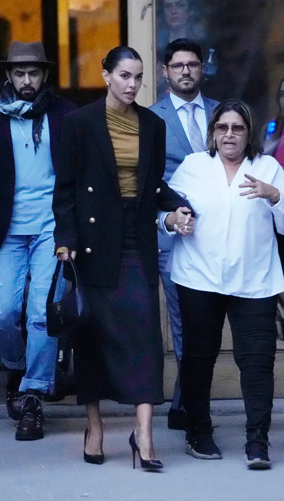 Joana Sanz sale de la mano de su exsuegra, Lucía Alves, del juzgado