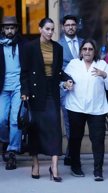 Joana Sanz sale de la mano de su exsuegra, Lucía Alves, del juzgado Joana Sanz sale de la mano de su exsuegra, Lucía Alves, del juzgado