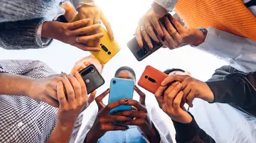 Un grupo de jóvenes usando el móvil