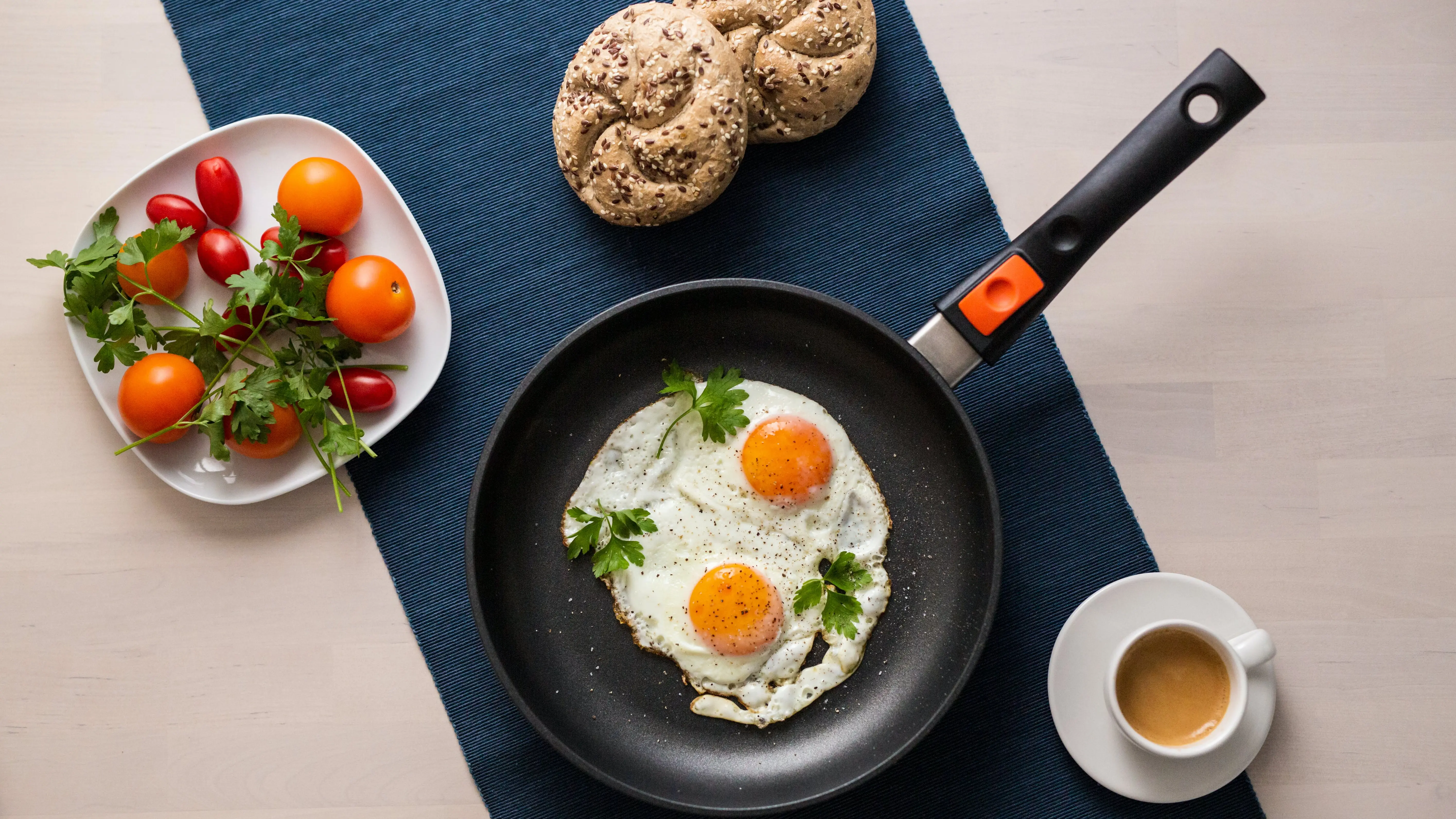 Huevos fritos en una sartén antiadherente Huevos fritos en una sartén antiadherente