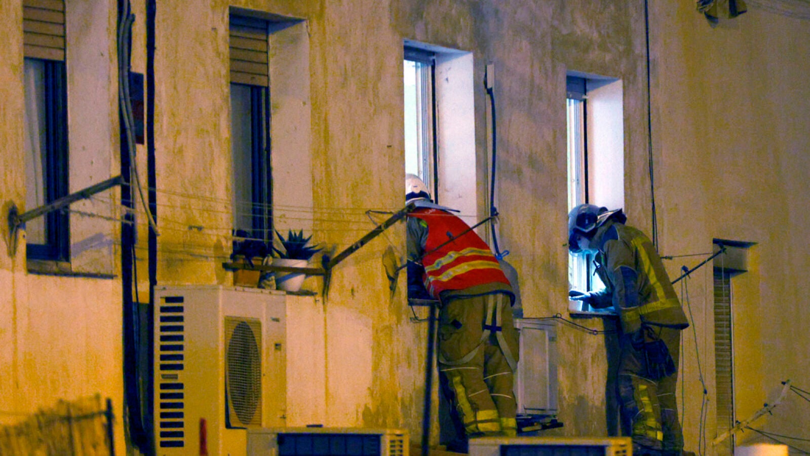 Los bomberos encuentran tres cadáveres bajo los escombros del edificio derrumbado en Badalona