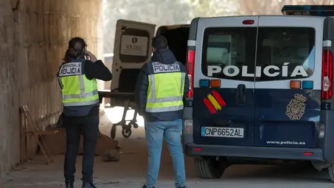 Agentes de Policía en el lugar de los asesinatos Agentes de Policía en el lugar de los asesinatos