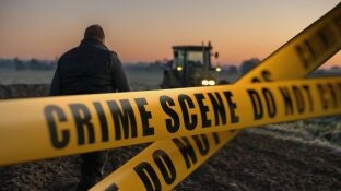 Montaje de un cord&oacute;n policial sobre un agricultor y un tractor