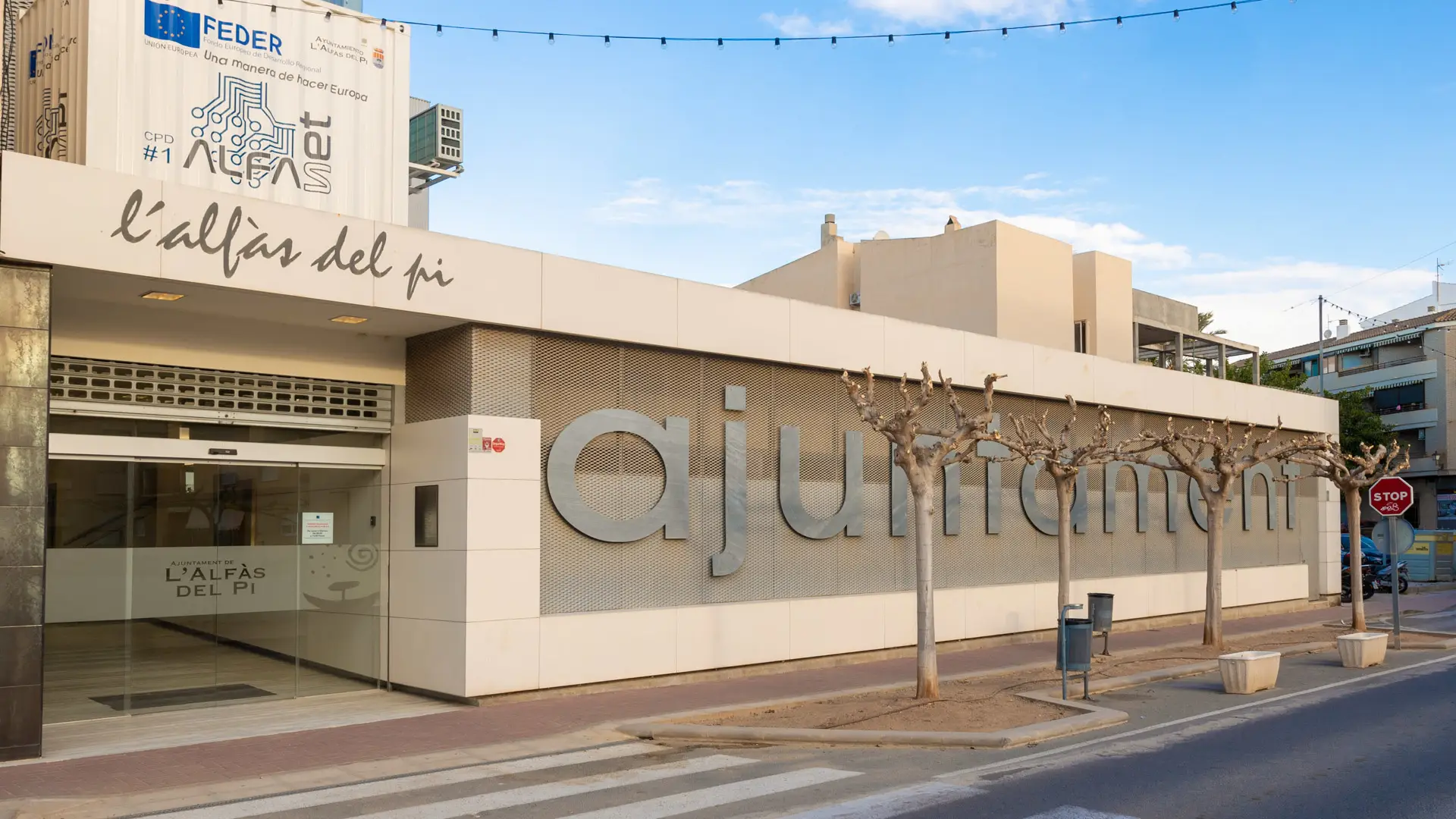 Imagen del Ayuntamiento de l'Alf&agrave;s del Pi, en Alicante