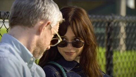 Jenna Ortega y Martin Freeman Miller's Girl