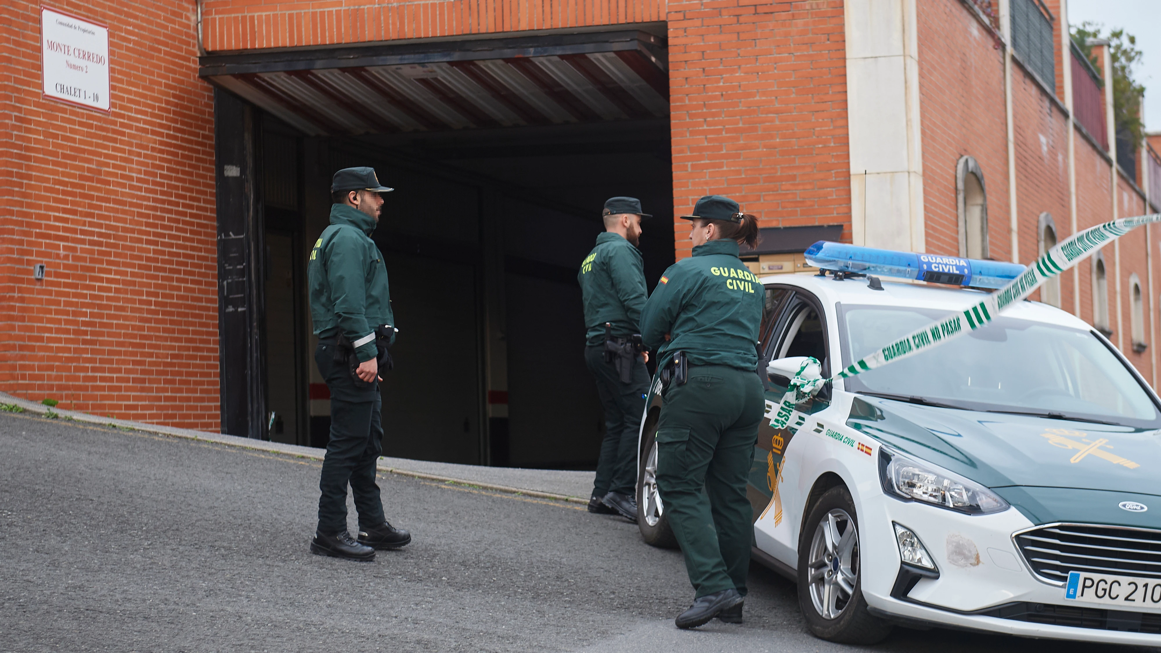Agentes de la Guardia Civil frente al garaje de la vivienda