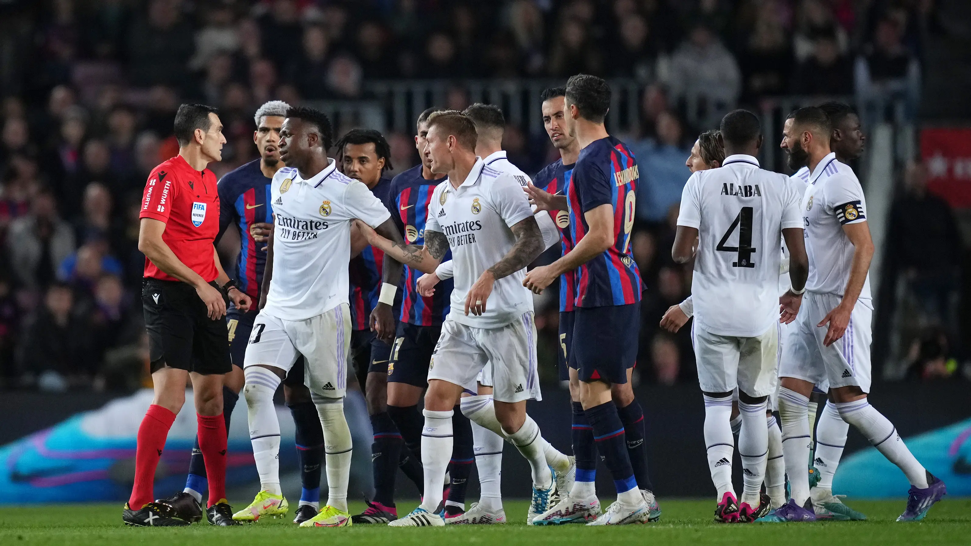 Jugadores del Real Madrid y del Barcelona protestan al árbitro Munuera Montero Jugadores del Real Madrid y del Barcelona protestan al árbitro Munuera Montero