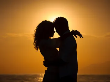 Una pareja durante la puesta de sol Una pareja durante la puesta de sol