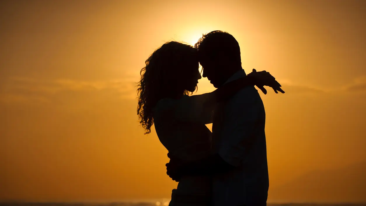 Una pareja durante la puesta de sol Una pareja durante la puesta de sol
