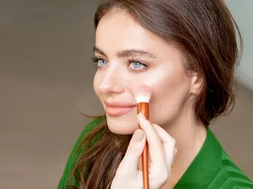Mujer echándose colorete Mujer echándose colorete