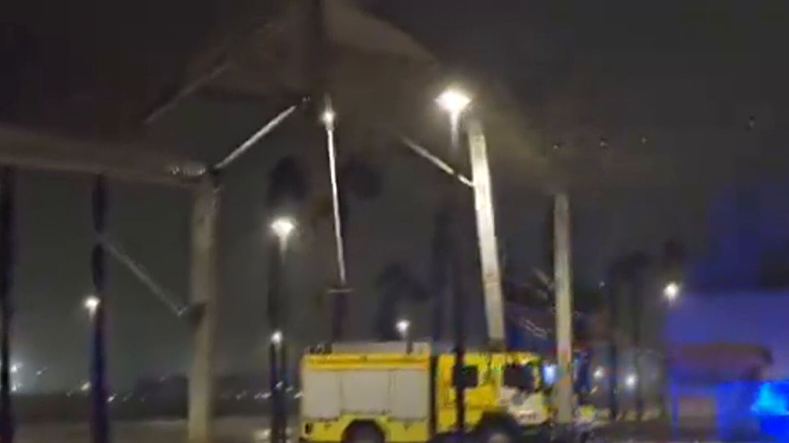 VÍDEO: El temporal Karlotta arranca del suelo la cubierta de un pabellón en Algeciras y sale despedida