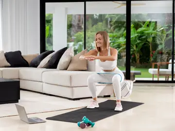 Una mujer haciendo ejercicio en casa Una mujer haciendo ejercicio en casa