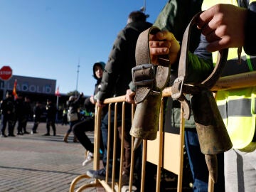 Varias personas participan en una protesta de ganaderos y agricultores en las inmediaciones del ferial de Valladolid