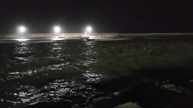 El momento en el que una narcolancha embiste a la patrullera de la Guardia Civil en Barbate El momento en el que una narcolancha embiste a la patrullera de la Guardia Civil en Barbate