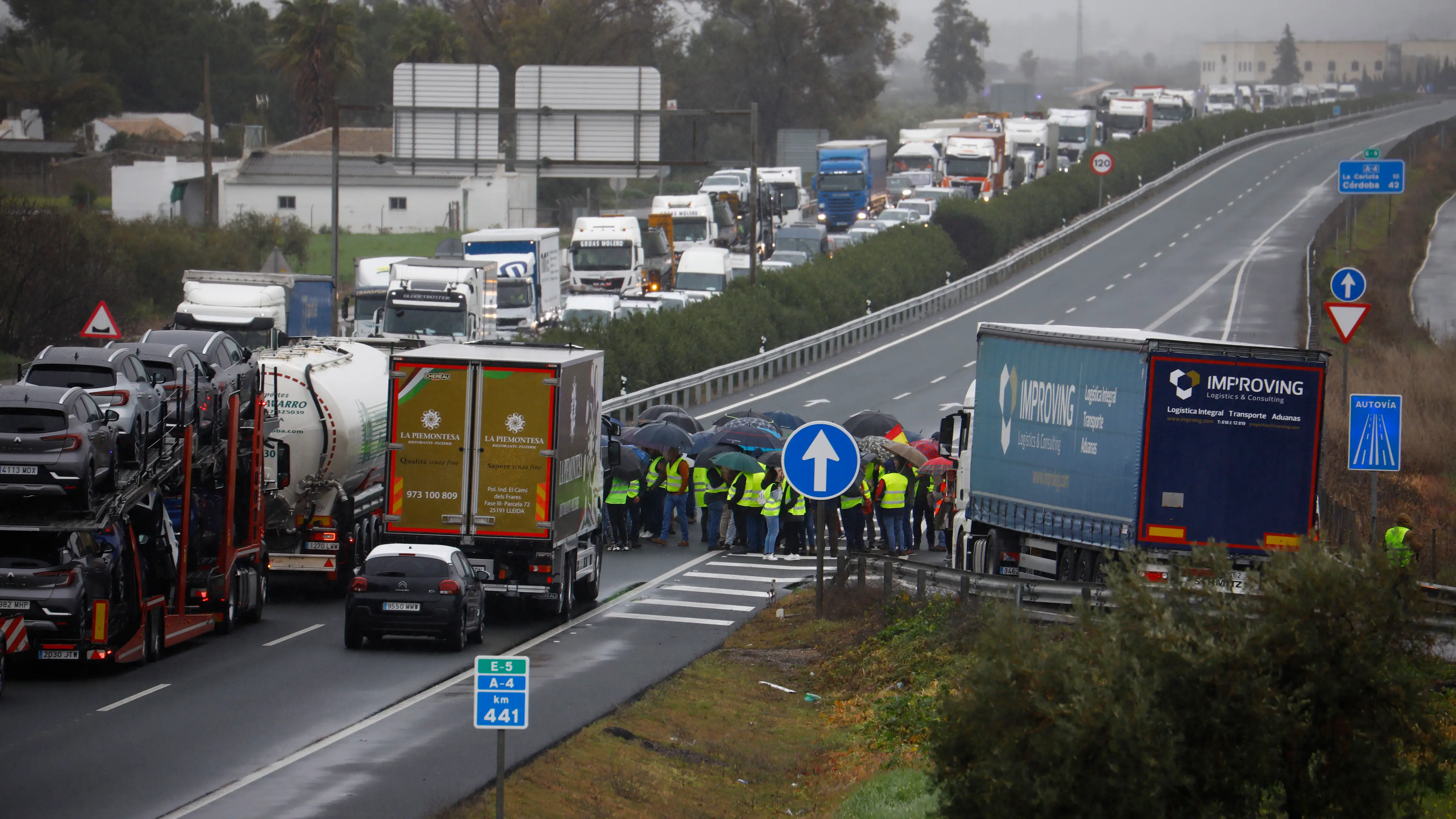 Más de un centenar de agricultores han cortado la A-4, tanto en dirección Madrid como en dirección Sevilla Más de un centenar de agricultores han cortado la A-4, tanto en dirección Madrid como en dirección Sevilla