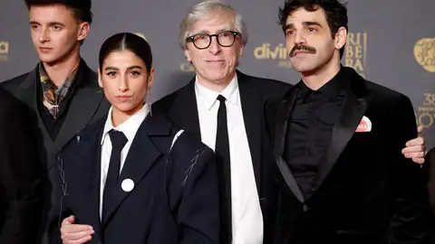 El director David Trueba (2-d) posa con algunos de los miembros de la película 'Saben aquell', a su llegada a la ceremonia de entrega de la 38 edición de los Premios Goya celebrada este sábado en Valladolid El director David Trueba (2-d) posa con algunos de los miembros de la película 'Saben aquell', a su llegada a la ceremonia de entrega de la 38 edición de los Premios Goya celebrada este sábado en Valladolid