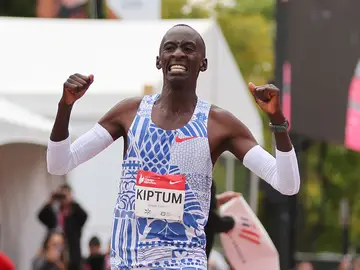 Kelvin Kiptum tras batir el récord del mundo de la maratón Kelvin Kiptum tras batir el récord del mundo de la maratón