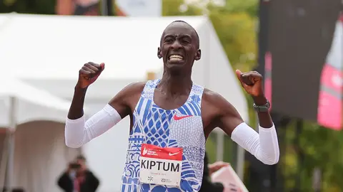 Kelvin Kiptum tras batir el récord del mundo de la maratón