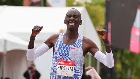 Kelvin Kiptum tras batir el récord del mundo de la maratón Kelvin Kiptum tras batir el récord del mundo de la maratón