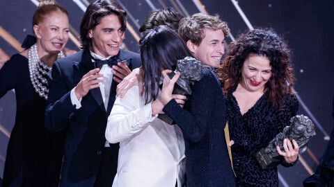El equipo de La sociedad de la nieve celebra el Goya
