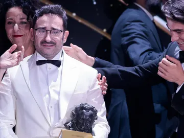 Bayona y Enzo Vogrincic con el Goya a Mejor Película Bayona y Enzo Vogrincic con el Goya a Mejor Película