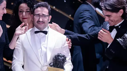 Bayona y Enzo Vogrincic con el Goya a Mejor Película
