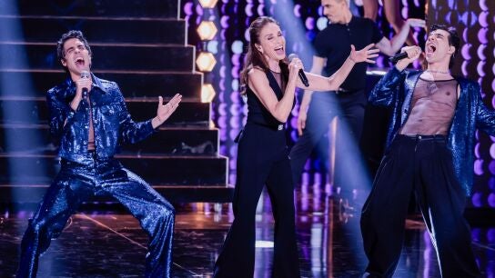 Ana Bel&eacute;n, Javier Calvo y Javier Ambrossi cantando por Concha Velasco en los Goya 2024