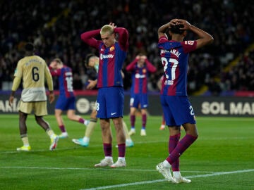 Los jugadores del Barça se lamentan durante el partido ante el Granada (3-3)