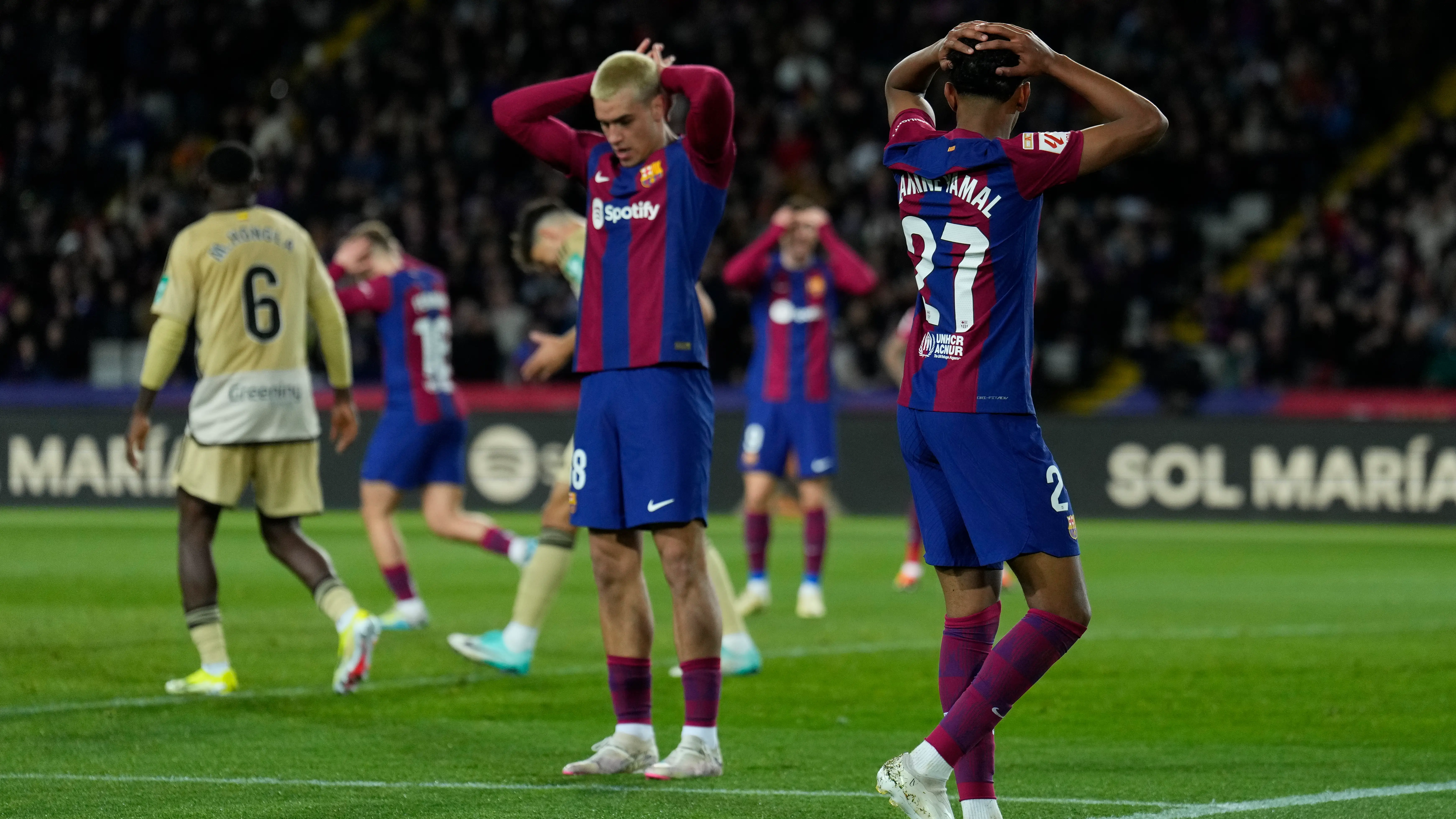 Los jugadores del Bar&ccedil;a se lamentan durante el partido ante el Granada (3-3)