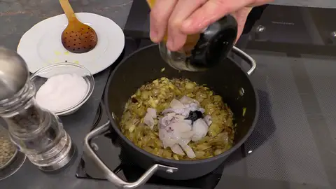 Añade la tinta de calamar, el vino y el fumet Añade la tinta de calamar, el vino y el fumet