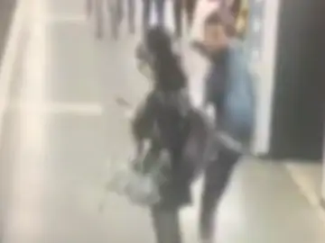 El momento en el que un hombre golpea por detrás a una mujer en el metro de Barcelona El momento en el que un hombre golpea por detrás a una mujer en el metro de Barcelona