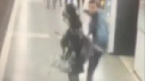 El momento en el que un hombre golpea por detrás a una mujer en el metro de Barcelona