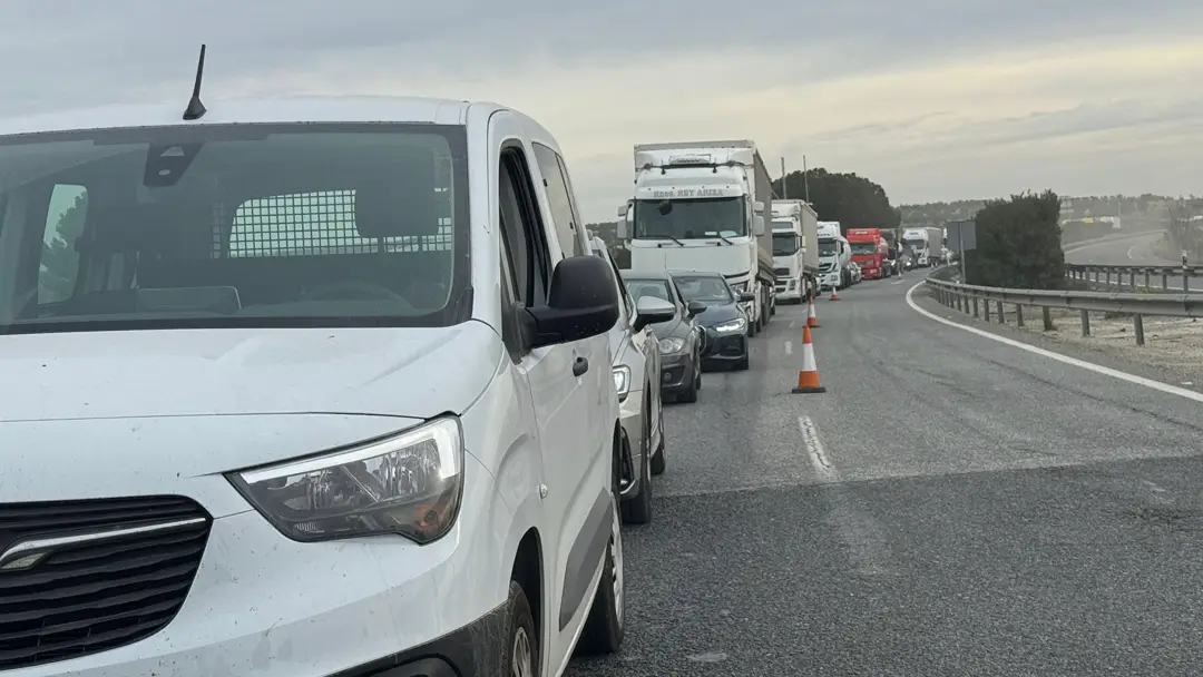 Retenciones de veh&iacute;culos en la A-92 a su paso por Arahal (Sevilla) 